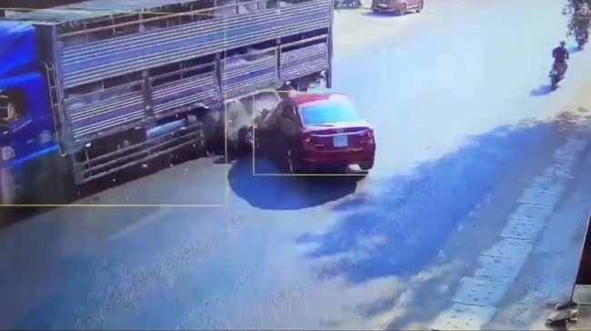 Video: Ô tô con tông hông xe tải kẹt xe nhiều giờ đường Hồ Chí Minh qua Đắk Lắk- Ảnh 1.