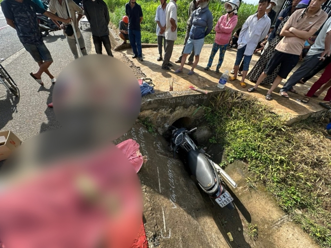 Xe máy mất lái lao xuống mương thoát nước ở Đắk Lắk, 2 người đàn ông tử vong- Ảnh 1.