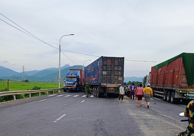 Liên tiếp xảy ra TNGT ô tô trên tuyến QL1 qua tỉnh Phú Yên, 2 người thương vong- Ảnh 1.