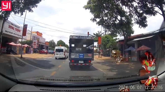 Video xe khách 16 chỗ ở Đắk Lắk chạy tốc độ cao, vượt đèn đỏ trên QL26- Ảnh 1.