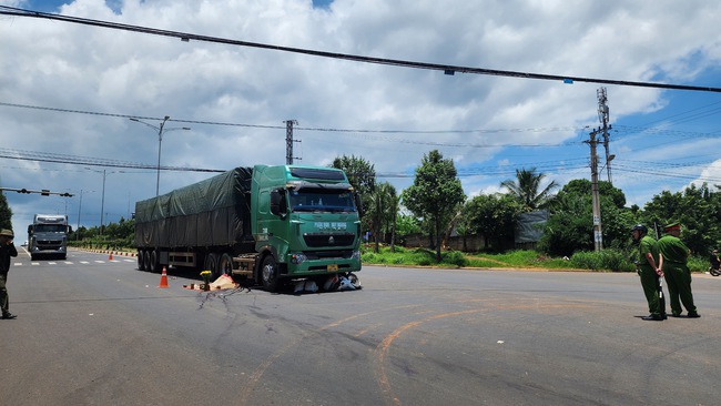 Đắk Lắk: Va chạm với xe đầu kéo, người đàn ông đi xe máy tử vong tại chỗ- Ảnh 1.