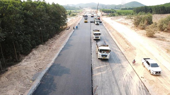 Thủ tướng nêu tên nhiều địa phương phải quyết liệt GPMB các dự án giao thông trọng điểm - Ảnh 2.