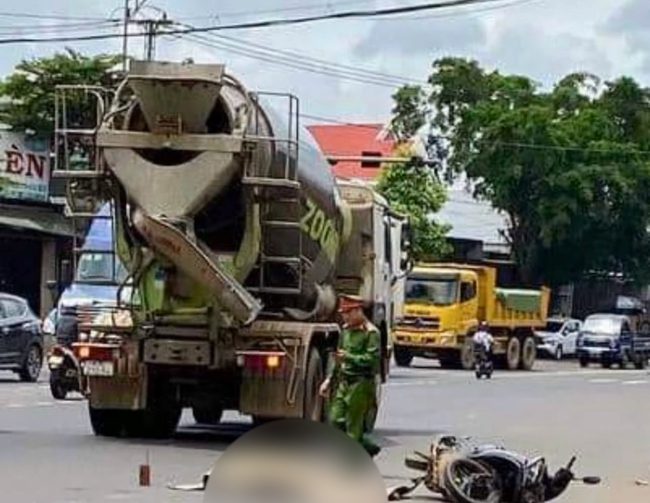 TNGT giữa xe máy với xe bồn bê tông ở Đắk Lắk, người đàn ông tử vong thương tâm - Ảnh 1.