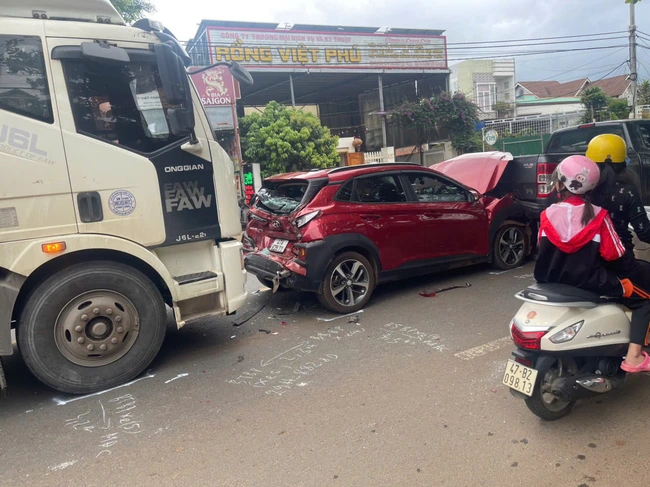Đắk Lắk: Xe tải trượt phanh gây tai nạn liên hoàn giữa 5 ô tô, thiệt hại nửa tỷ đồng- Ảnh 2.