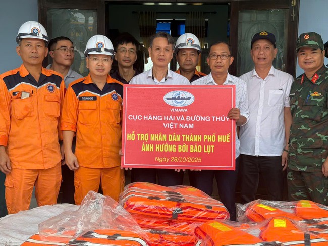 Cục Hàng hải và Đường thủy Việt Nam hỗ trợ trang thiết bị và nhân lực ứng phó đợt mưa lũ tại miền Trung- Ảnh 1.