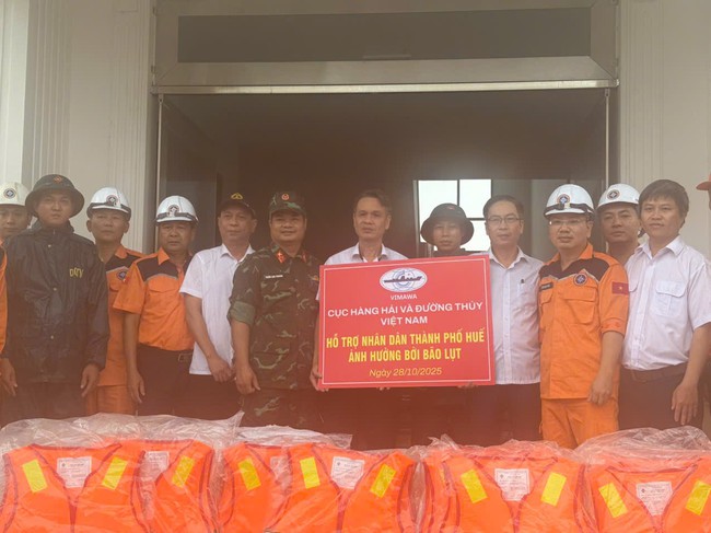 Cục Hàng hải và Đường thủy Việt Nam hỗ trợ trang thiết bị và nhân lực ứng phó đợt mưa lũ tại miền Trung- Ảnh 2.