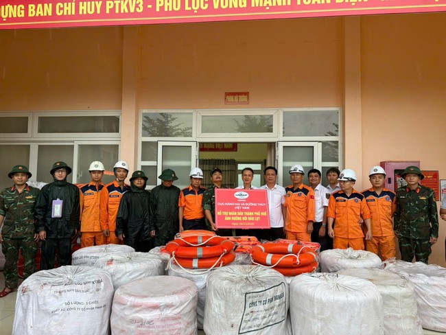 Cục Hàng hải và Đường thủy Việt Nam hỗ trợ trang thiết bị và nhân lực ứng phó đợt mưa lũ tại miền Trung- Ảnh 5.