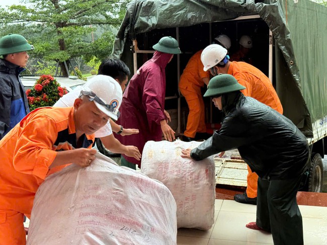 Cục Hàng hải và Đường thủy Việt Nam hỗ trợ trang thiết bị và nhân lực ứng phó đợt mưa lũ tại miền Trung- Ảnh 4.