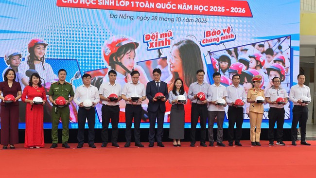 Trao tặng mũ bảo hiểm cho học sinh 1 một khu vực miền Trung- Ảnh 1. Trao tặng mũ bảo hiểm cho học sinh 1 một khu vực miền Trung- Ảnh 1.