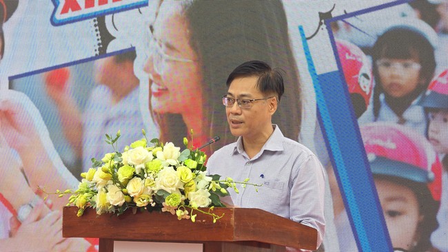 Trao tặng mũ bảo hiểm cho học sinh 1 một khu vực miền Trung- Ảnh 2. Trao tặng mũ bảo hiểm cho học sinh 1 một khu vực miền Trung- Ảnh 2.