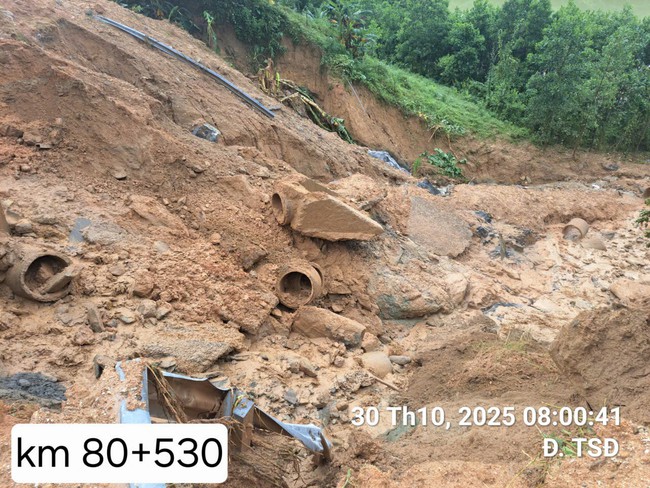 Đà Nẵng: Sạt lở gây đứt đường tuyến Trường Sơn Đông- Ảnh 1.