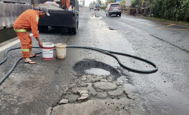 Khẩn trương khắc phục tình trạng ngập trên tuyến Quốc lộ 1 qua địa bàn TP. Cần Thơ- Ảnh 1. Khẩn trương khắc phục tình trạng ngập trên tuyến Quốc lộ 1 qua địa bàn TP. Cần Thơ- Ảnh 1.