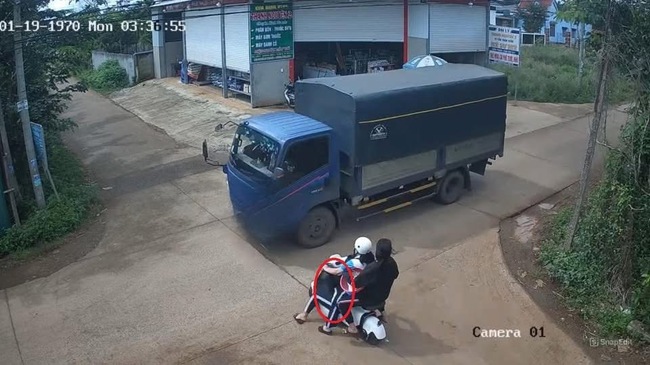 Xe tải va chạm với xe đạp điện ở Đắk Lắk khiến ba học sinh thương vong- Ảnh 1. Xe tải va chạm với xe đạp điện ở Đắk Lắk khiến ba học sinh thương vong- Ảnh 1.