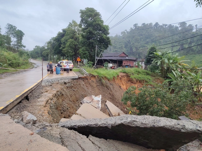 Video sạt lở taluy âm gây đứt nửa mặt nền đường Hồ Chí Minh qua địa bàn Đà Nẵng - Ảnh 2. Video sạt lở taluy âm gây đứt nửa mặt nền đường Hồ Chí Minh qua địa bàn Đà Nẵng - Ảnh 2.
