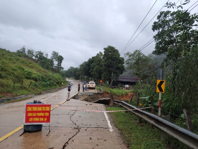 Video sạt lở taluy âm gây đứt nửa mặt nền đường Hồ Chí Minh qua địa bàn Đà Nẵng - Ảnh 1. Video sạt lở taluy âm gây đứt nửa mặt nền đường Hồ Chí Minh qua địa bàn Đà Nẵng - Ảnh 1.