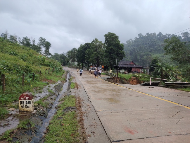 Video sạt lở taluy âm gây đứt nửa mặt nền đường Hồ Chí Minh qua địa bàn Đà Nẵng - Ảnh 5. Video sạt lở taluy âm gây đứt nửa mặt nền đường Hồ Chí Minh qua địa bàn Đà Nẵng - Ảnh 5.