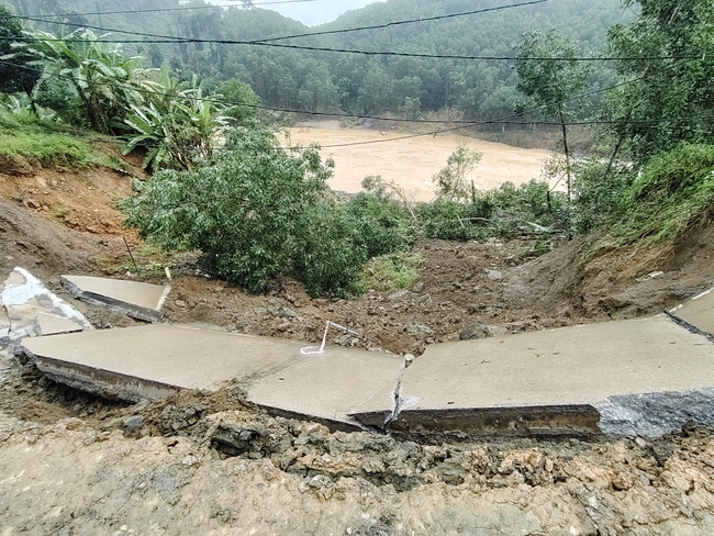 Video sạt lở taluy âm gây đứt nửa mặt nền đường Hồ Chí Minh qua địa bàn Đà Nẵng - Ảnh 3. Video sạt lở taluy âm gây đứt nửa mặt nền đường Hồ Chí Minh qua địa bàn Đà Nẵng - Ảnh 3.