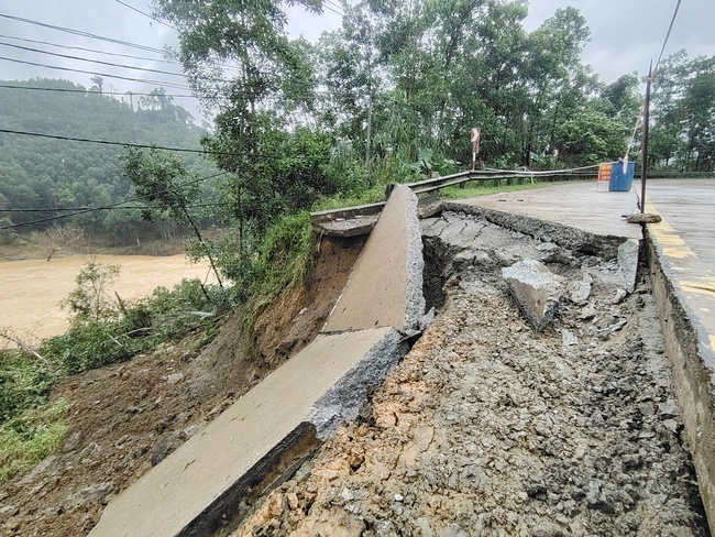 Video sạt lở taluy âm gây đứt nửa mặt nền đường Hồ Chí Minh qua địa bàn Đà Nẵng - Ảnh 4. Video sạt lở taluy âm gây đứt nửa mặt nền đường Hồ Chí Minh qua địa bàn Đà Nẵng - Ảnh 4.