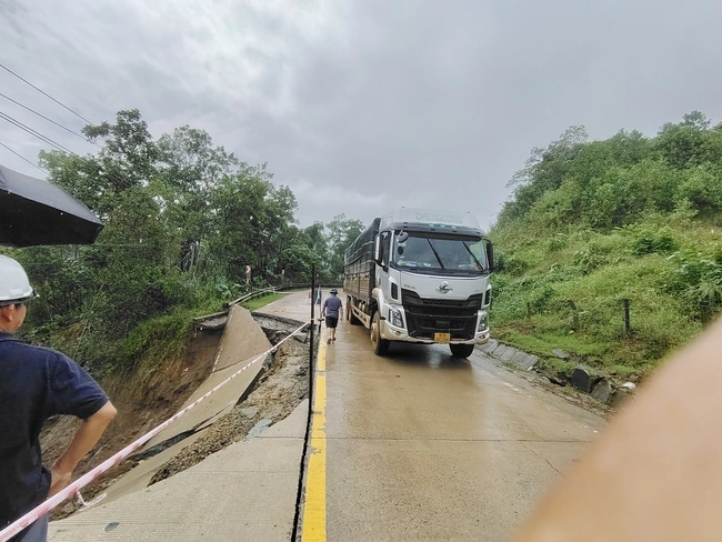 Video sạt lở taluy âm gây đứt nửa mặt nền đường Hồ Chí Minh qua địa bàn Đà Nẵng - Ảnh 7. Video sạt lở taluy âm gây đứt nửa mặt nền đường Hồ Chí Minh qua địa bàn Đà Nẵng - Ảnh 7.