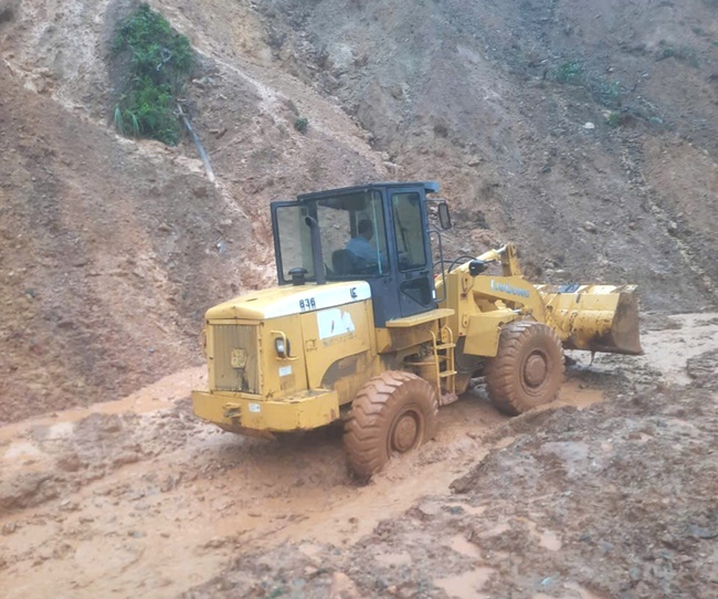 Sạt lở đất nghiêm trọng gây tê liệt giao thông tuyến đường Trường Sơn Đông nối Đà Nẵng và Quảng Ngãi - Ảnh 2. Sạt lở đất nghiêm trọng gây tê liệt giao thông tuyến đường Trường Sơn Đông nối Đà Nẵng và Quảng Ngãi - Ảnh 2.