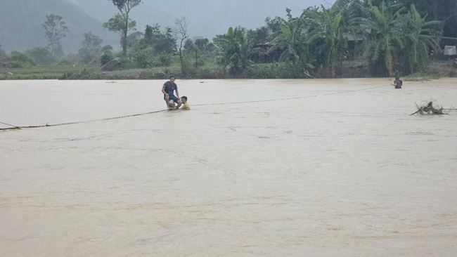 Đắk Lắk sơ tán 320 người trong đêm, nước lũ dâng nhanh chia cắt nhiều khu vực- Ảnh 1.