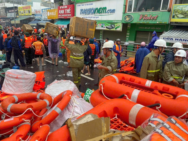 Cục Hàng hải và Đường thủy Việt Nam hỗ trợ người dân Khánh Hòa khắc phục hậu quả mưa lũ- Ảnh 3.