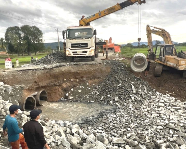 Mưa lũ, sạt lở ở Nam Trung bộ: Khẩn trương khắc phục, thông đường phục vụ cứu hộ cứu nạn- Ảnh 1.