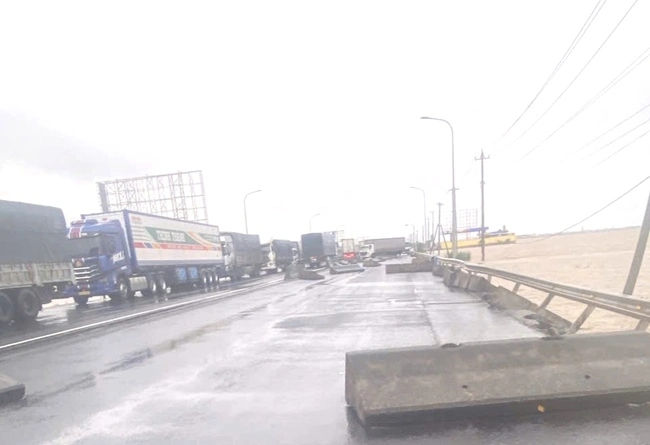 Khắc phục sự cố hố sụt nghiêm trọng trên QL1 ở Đắk Lắk: Đã thông xe 1 làn đường - Ảnh 1.