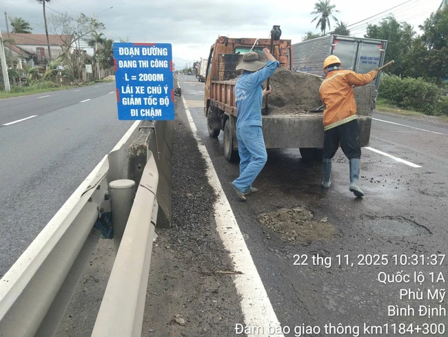 Vá sửa hư hỏng mặt đường QL1 qua tỉnh Gia Lai, đảm bảo ATGT trong mưa lớn- Ảnh 1.