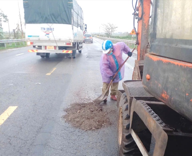 Vá sửa hư hỏng mặt đường QL1 qua tỉnh Gia Lai, đảm bảo ATGT trong mưa lớn- Ảnh 2.