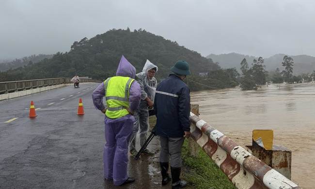 Quốc lộ 27 tạm phong tỏa cầu Giang Sơn do sạt lở mố cầu, nguy cơ mất an toàn- Ảnh 1.