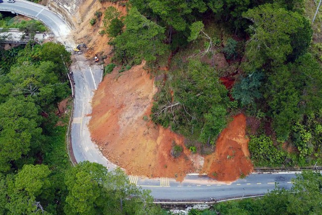 Lâm Đồng ban bố tình huống khẩn cấp sạt lở trên hai quốc lộ trọng yếu- Ảnh 1.