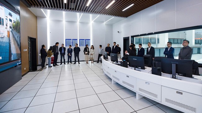 Đoàn công tác tham quan trạm bơm Dương Châu - hệ thống đảm bảo an toàn cho nước thoát ra kênh đào cổ và lưu vực sông Hoài (Dương Châu).