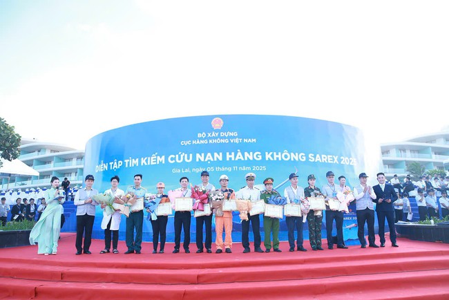 Diễn tập tìm kiếm cứu nạn máy bay chở 120 hành khách rơi trên biển Quy Nhơn- Ảnh 14.