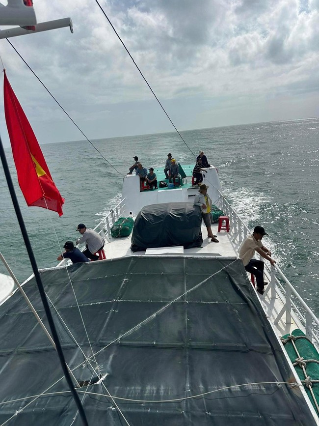 Cứu sống một trong ba người trên thuyền thúng bị sóng cuốn trôi ở Lý Sơn trong bão số 13- Ảnh 5.