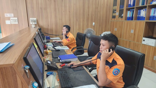 Cứu sống một trong ba người trên thuyền thúng bị sóng cuốn trôi ở Lý Sơn trong bão số 13- Ảnh 4.