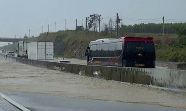 Hai tuyến cao tốc qua Lâm Đồng tê liệt vì mưa lớn, ngập sâu và sạt lở- Ảnh 1.