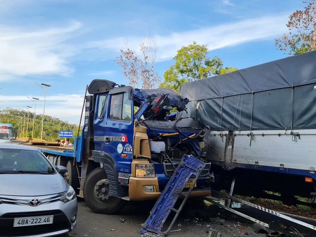 TNGT giữa ô tô tải và xe đầu kéo ở Đắk Nông, khiến hai tài xế bị thương mắc kẹt trong cabin 
- Ảnh 1.