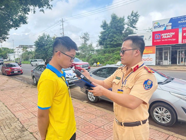 Công an tỉnh Đắk Lắk tổ chức kỳ thi sát hạch, cấp GPLX ô tô đầu tiên cho hơn 200 học viên- Ảnh 2.