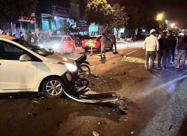 Va chạm với ô tô con, hai nam thanh niên đi xe máy tử vong thương tâm- Ảnh 1.