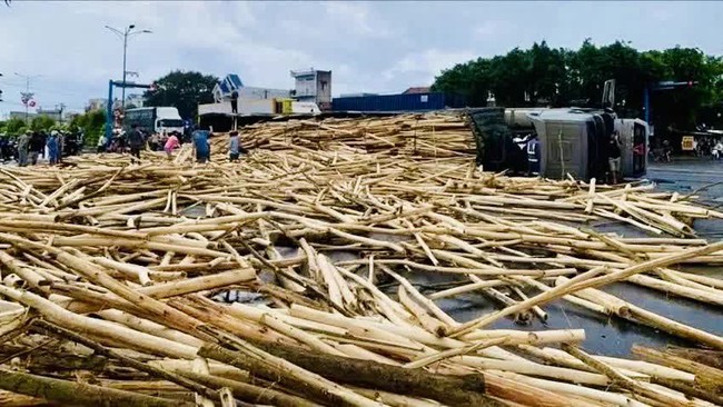 Đắk Lắk: Xe đầu kéo bị lật nghiêng trên Quốc lộ 1, ba người thương vong- Ảnh 1.