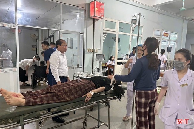 Tập trung cứu chữa các nạn nhân vụ tai nạn giao thông tại Hà Tĩnh- Ảnh 1.