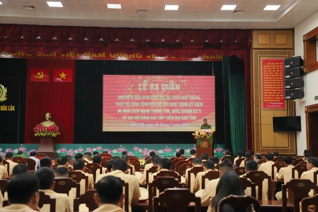Công an Đắk Lắk ra quân mở đợt cao điểm trấn áp vi phạm giao thông, giữ vững trật tự đô thị- Ảnh 2.