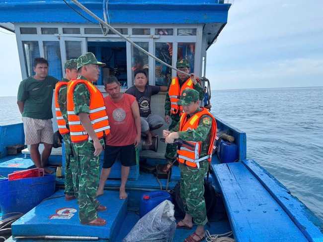 Đắk Lắk: Tàu cá gặp sự cố, 5 ngư dân được cứu hộ kịp thời- Ảnh 1.