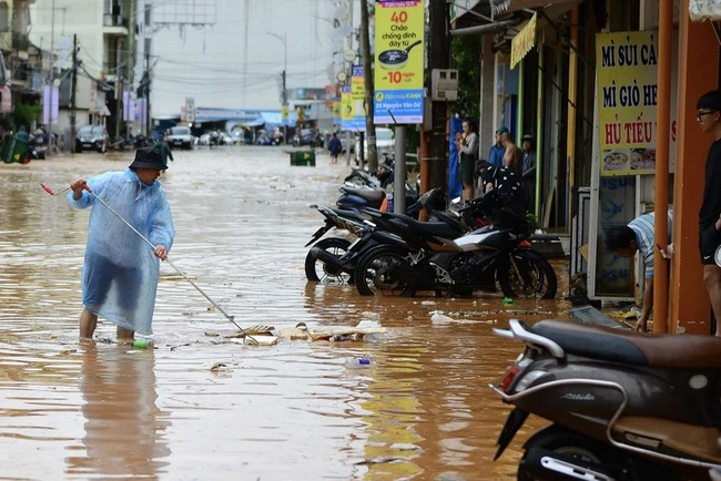 Lâm Đồng: Mưa lớn gây ngập cục bộ nhiều tuyến đường tại phường Xuân Hương - Đà Lạt- Ảnh 2.