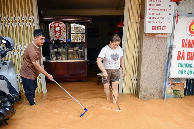 Lâm Đồng: Mưa lớn gây ngập cục bộ nhiều tuyến đường tại phường Xuân Hương - Đà Lạt- Ảnh 4.