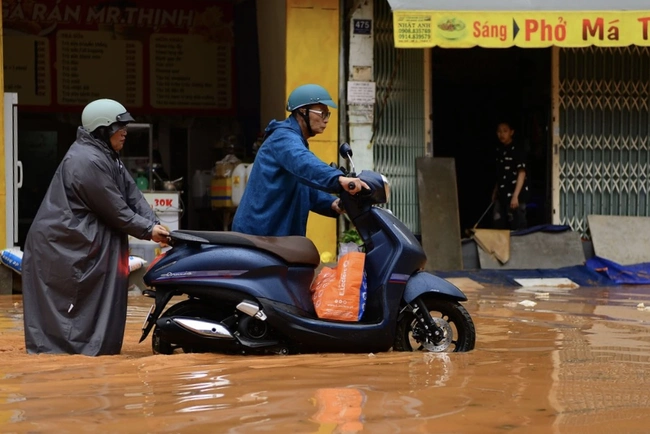 Lâm Đồng: Mưa lớn gây ngập cục bộ nhiều tuyến đường tại phường Xuân Hương - Đà Lạt- Ảnh 3.