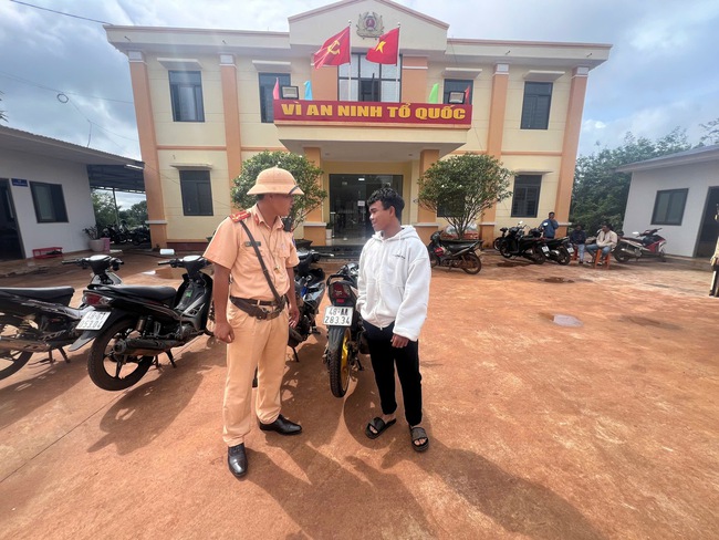 Đăng clip đua xe lên TikTok, nhóm thiếu niên Lâm Đồng bị xử phạt nặng- Ảnh 1.