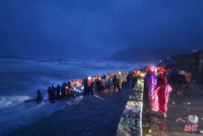 Hà Tĩnh căng mình trong tâm bão số 10- Ảnh 1.