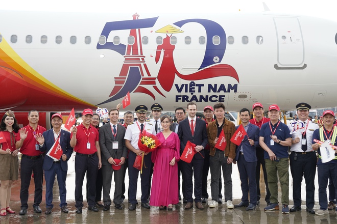 Tàu bay mang biểu tượng kỷ niệm 50 năm quan hệ ngoại giao Việt – Pháp đã về tới TP.HCM sau hành trình cảm xúc- Ảnh 2.
